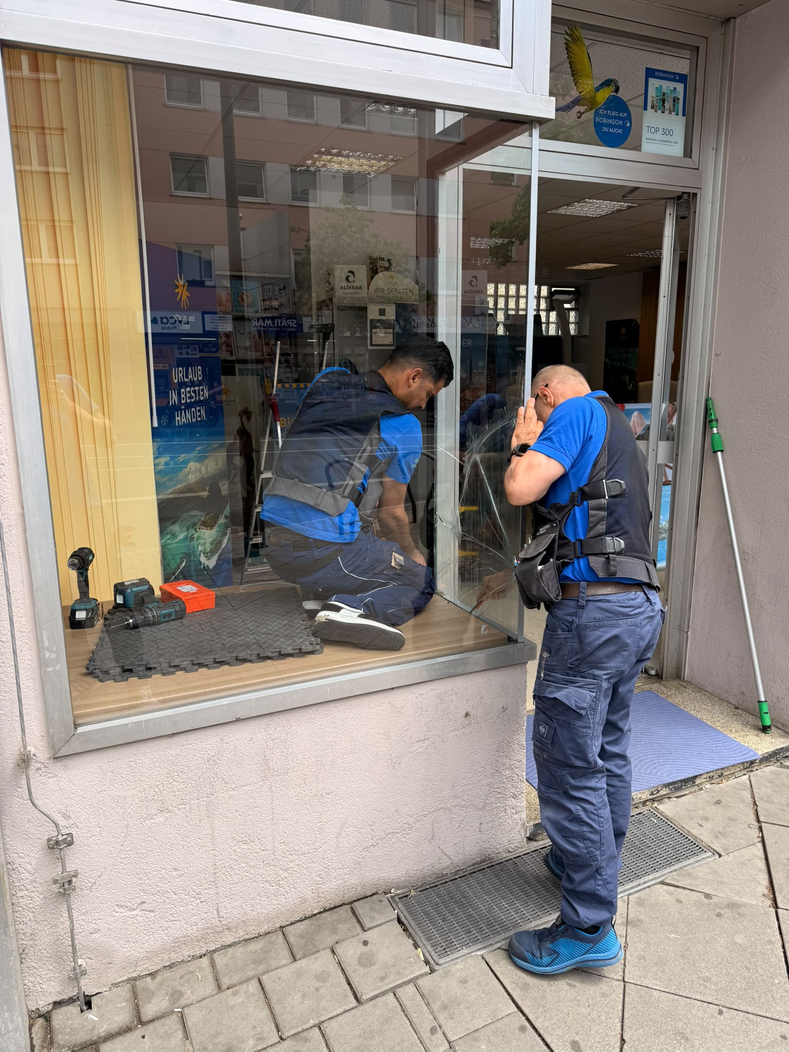 FensterFix Monteure bei Arbeiten an einem Geschäftselement in Wiesbaden